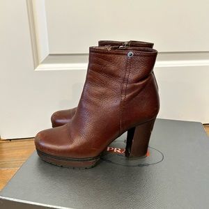 Prada Calzature Donna Caffe Zip 3.5 in Booties